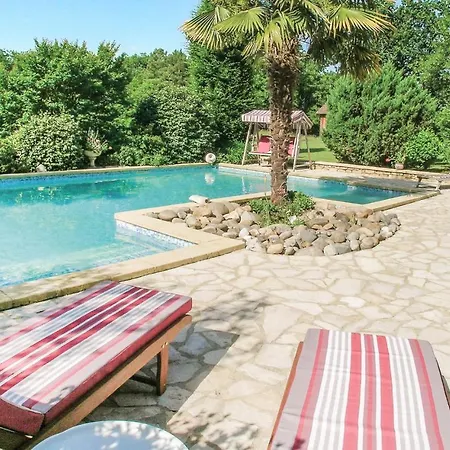 Casa vacanze 3 Bedroom In Fleurac (Dordogne)